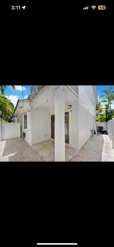 Room w/ own bathroom Coral Gables!