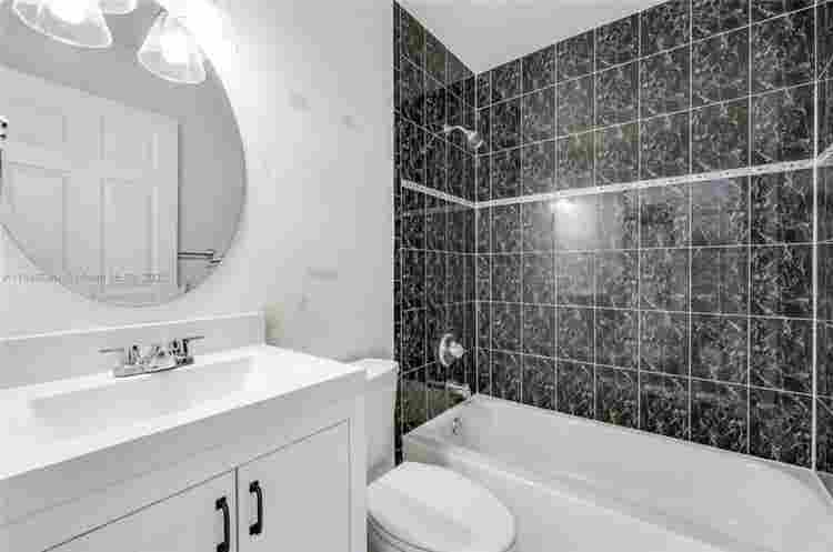 Room w/ own bathroom Coral Gables!