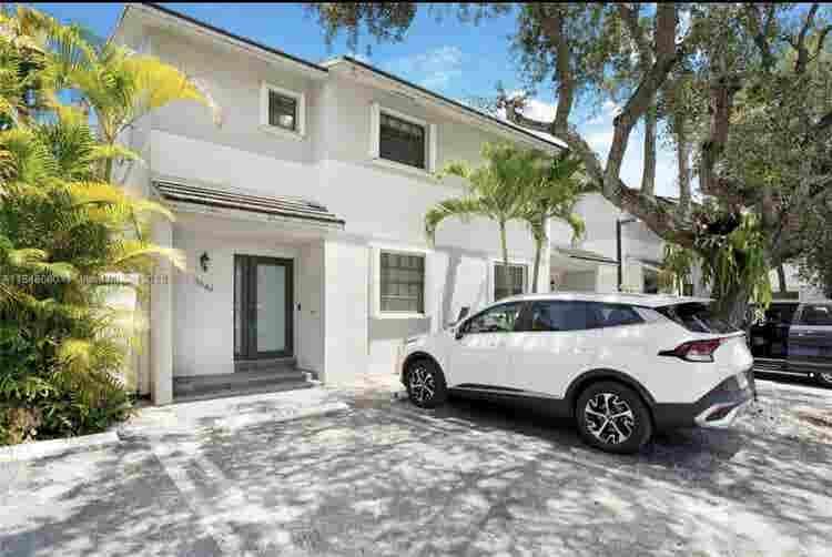 Room w/ own bathroom Coral Gables!