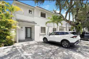 Room w/ own bathroom Coral Gables!