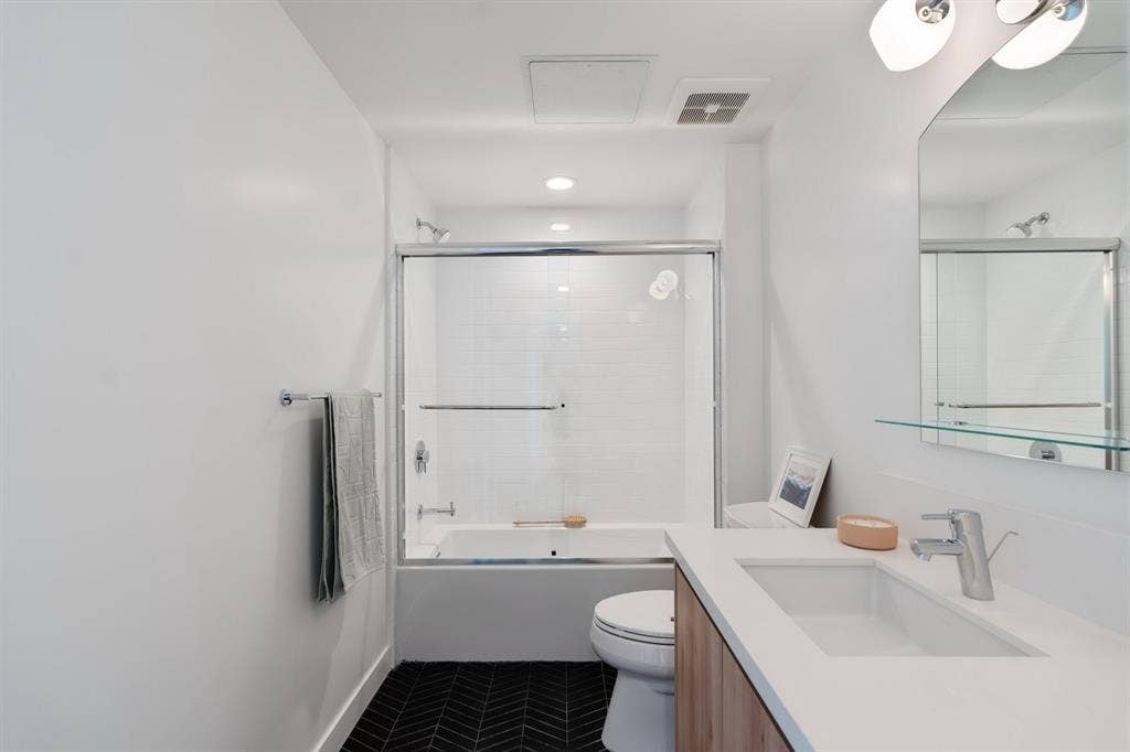 Private room + bathroom