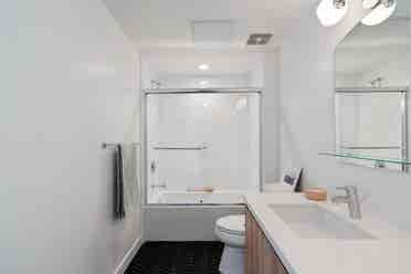 Private room + bathroom