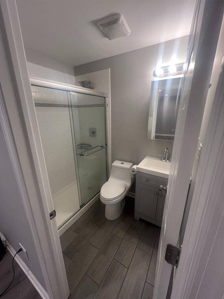 Room w/ ensuite bath - Somerville