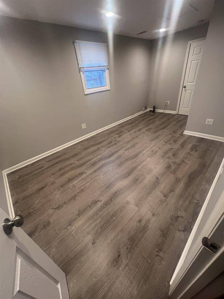 Room w/ ensuite bath - Somerville