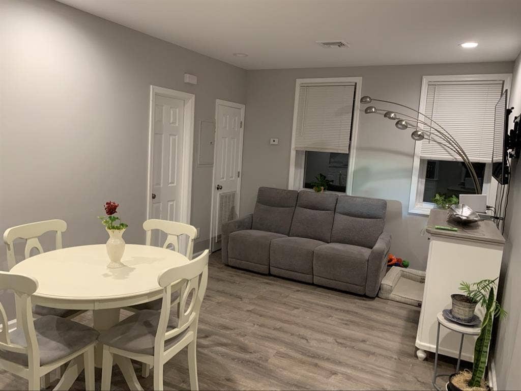 Room w/ ensuite bath - Somerville