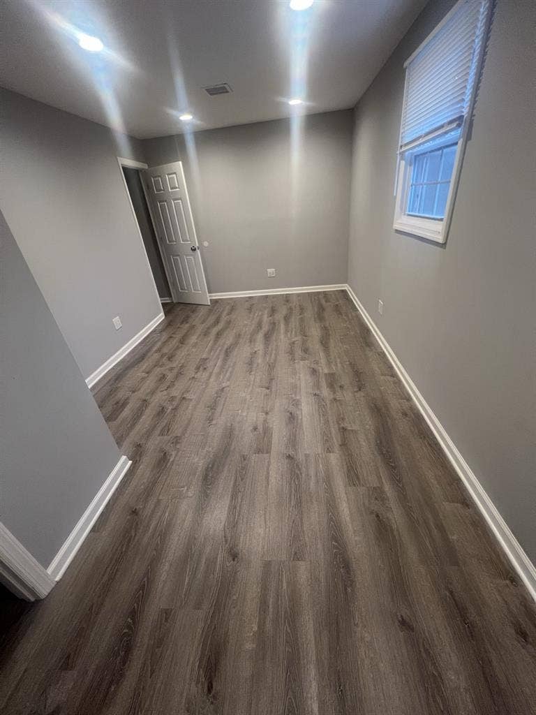 Room w/ ensuite bath - Somerville
