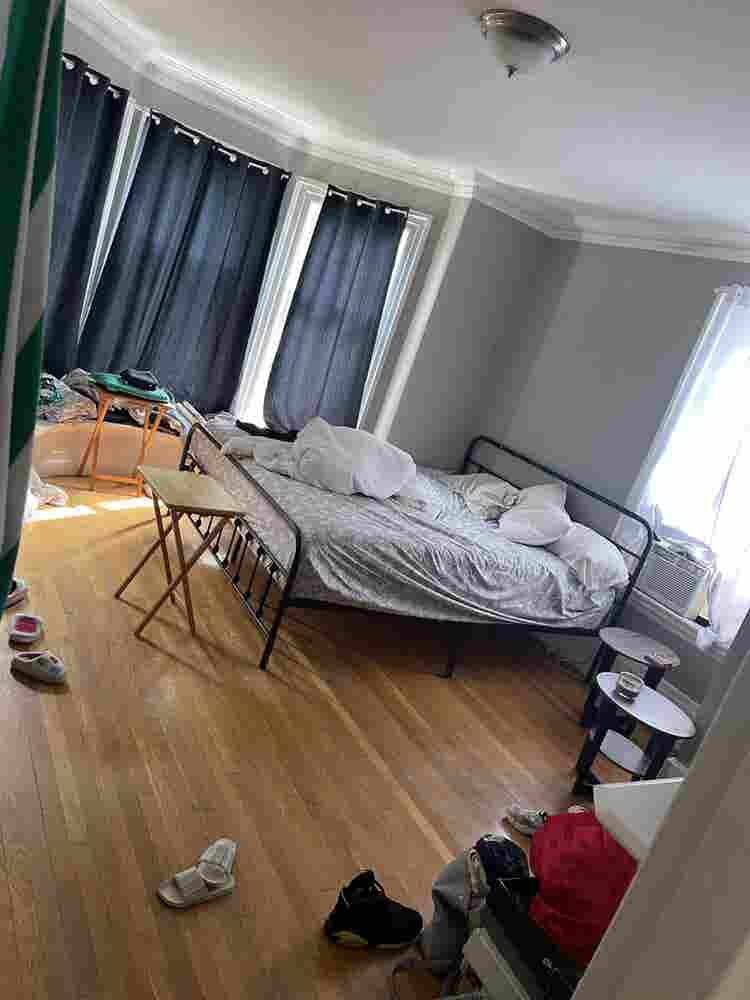 Nice big room with natural light