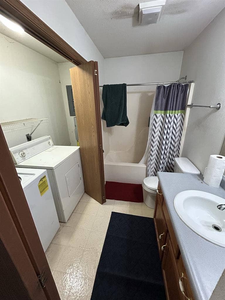 2 BEDROOM, looking for ROOMMATE