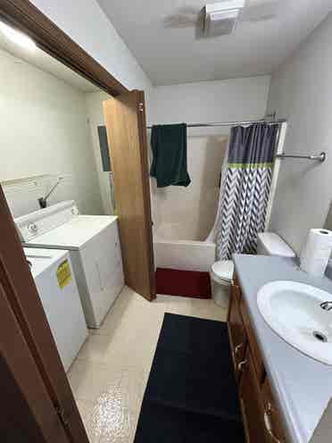 2 BEDROOM, looking for ROOMMATE