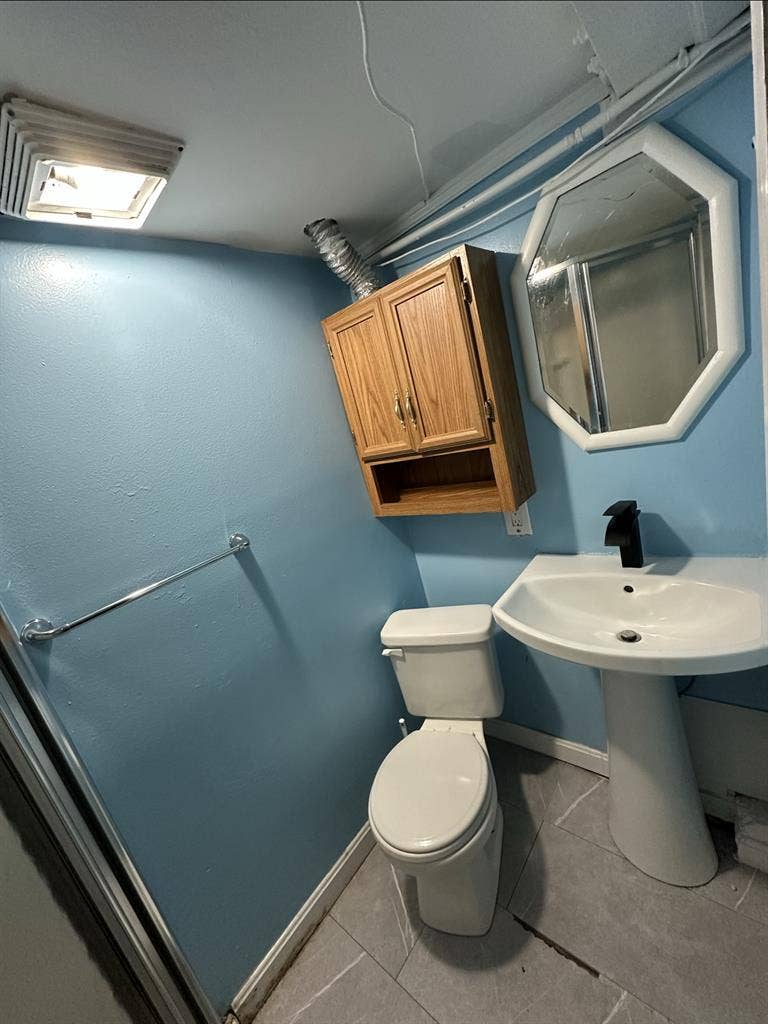 Looking for a roommate- Salem NH