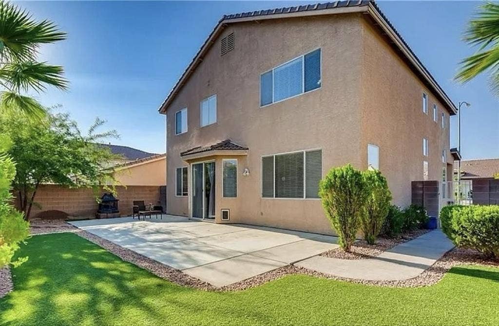 Beautiful room move-in available
