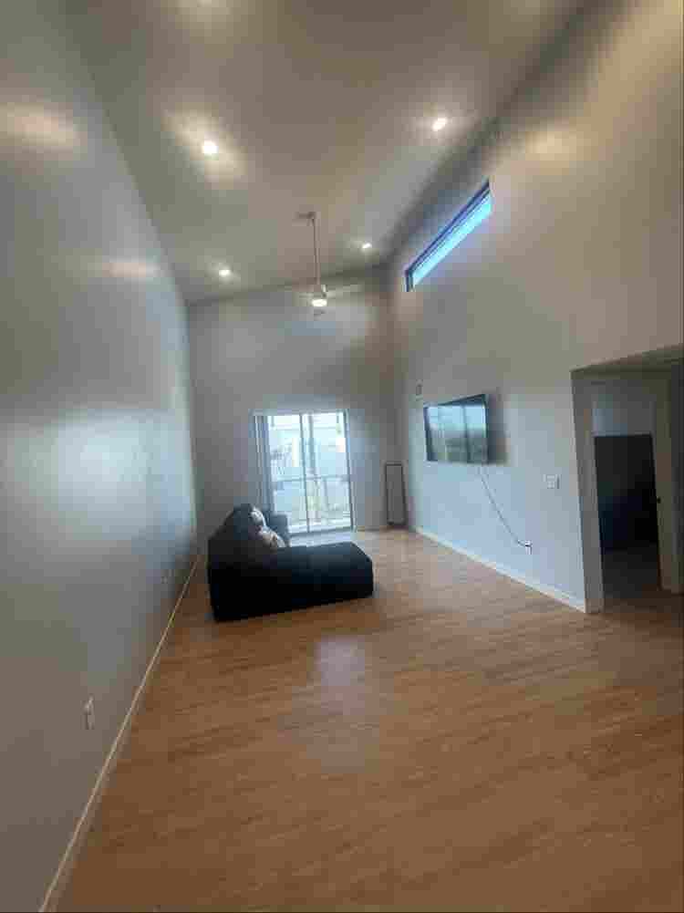 Luxury 
Houston APT available NOW