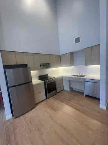 Luxury 
Houston APT available NOW