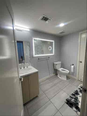 Luxury 
Houston APT available NOW