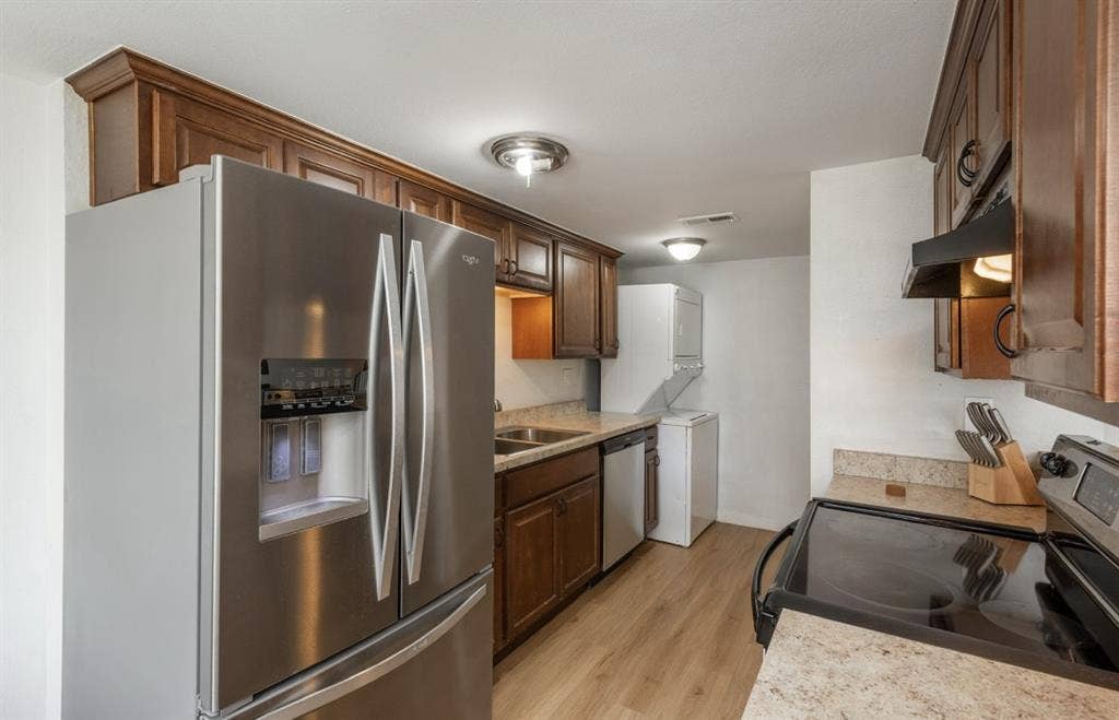 Private bedroom for rent!!