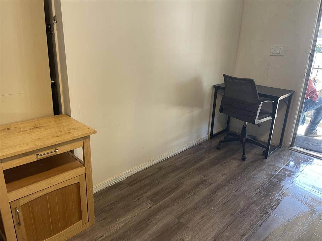 Studio like w/ private ent room