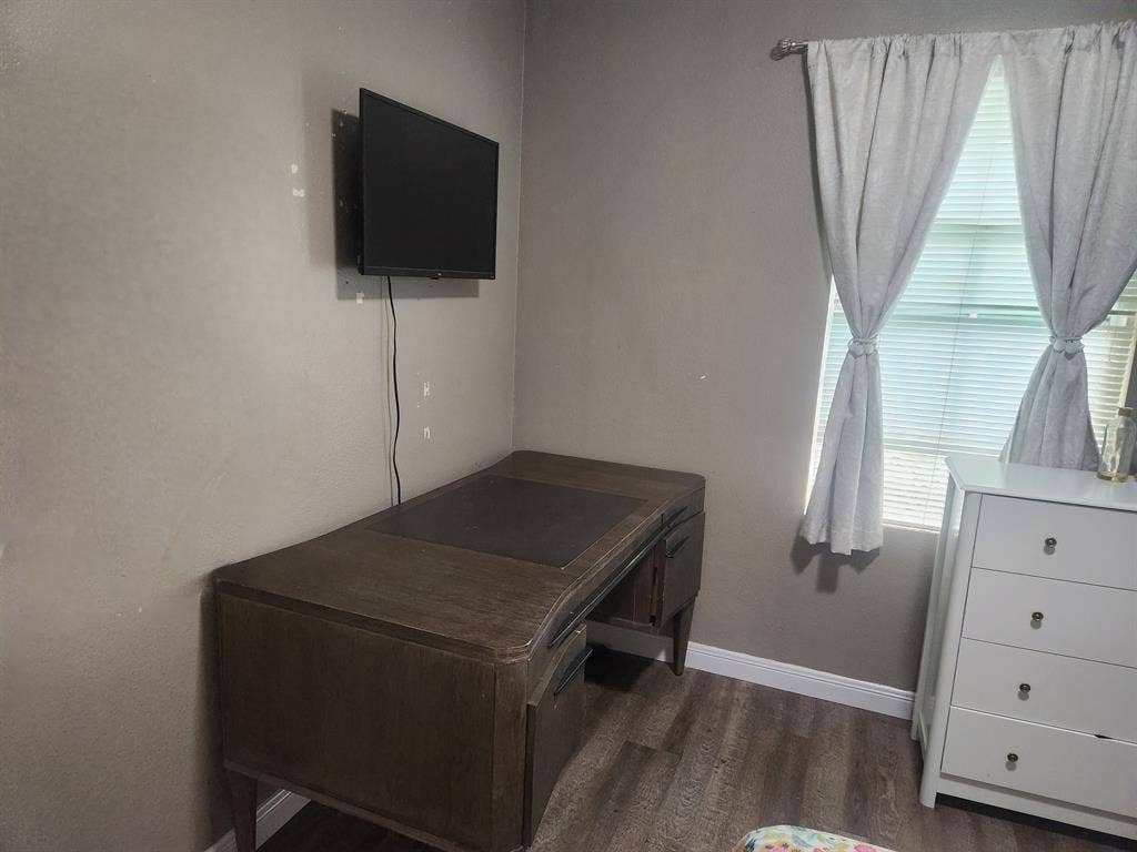 Looking for female roommate