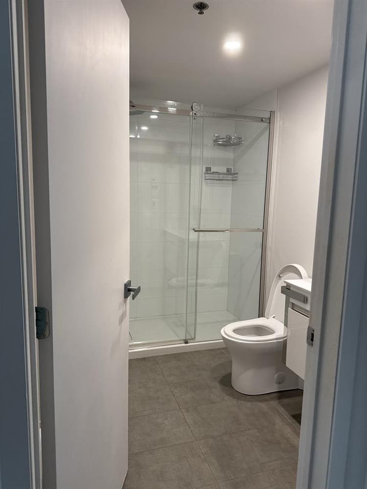 looking for roommate