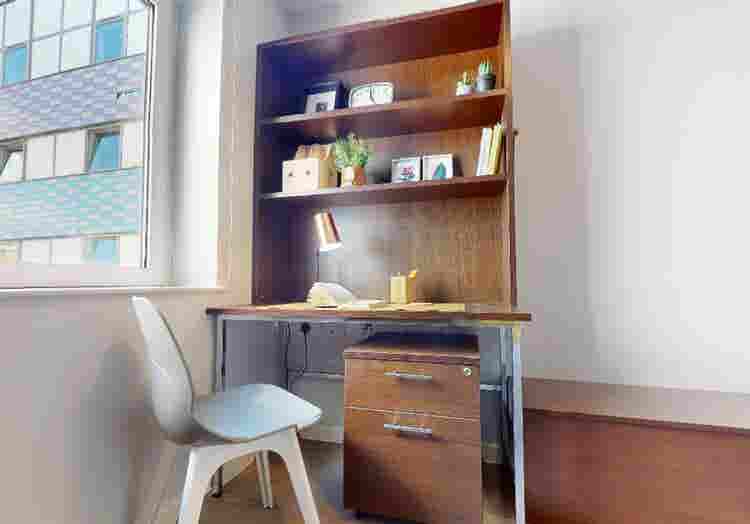 Student room for let, North London