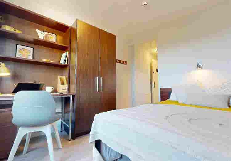 Student room for let, North London