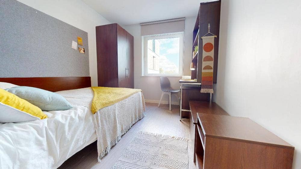 Student room for let, North London