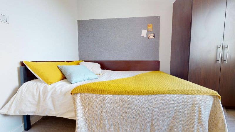 Student room for let, North London