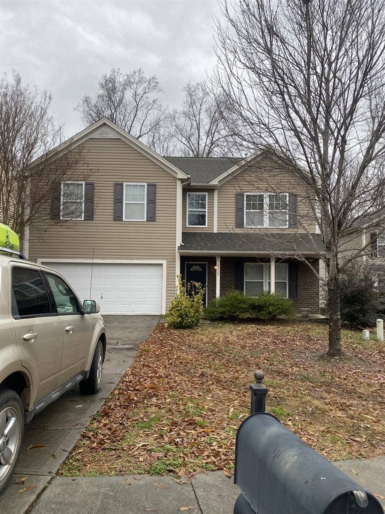 Looking for 1 roommate.