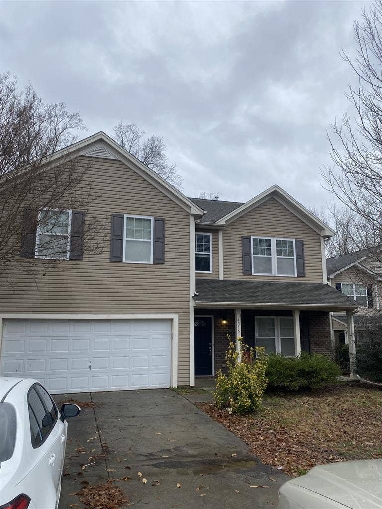 Looking for 1 roommate.