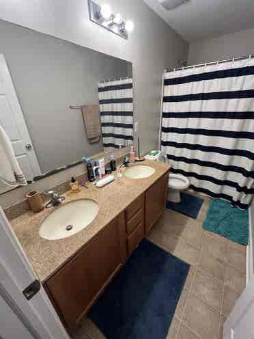 Looking for 1 roommate.