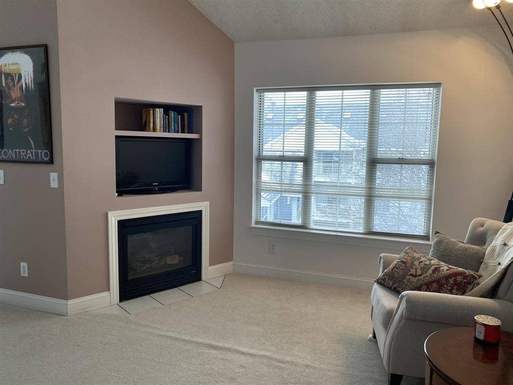 Looking for a female roommate