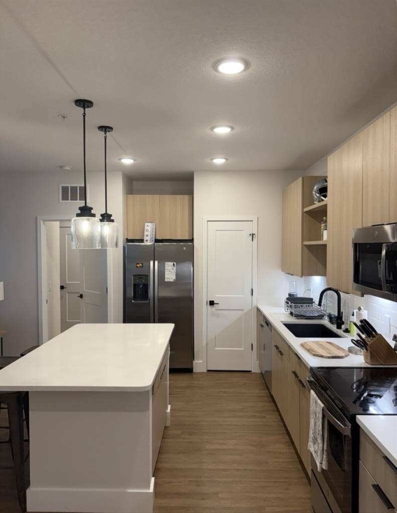 Room available to rent- $/mon