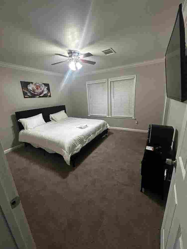 Master bedroom for rent