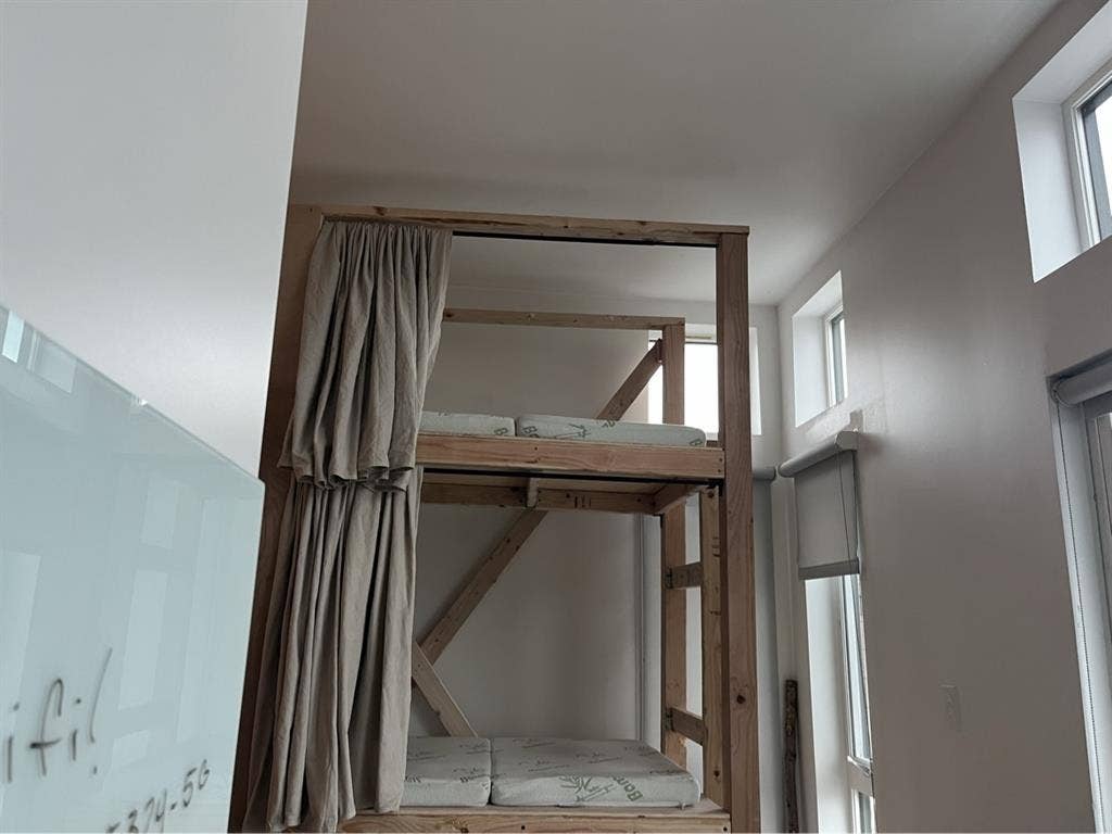Minimalist Stay. Eastlake!