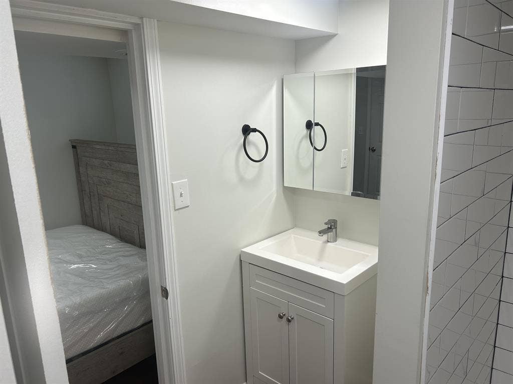 Private Basement w/Shower furnished