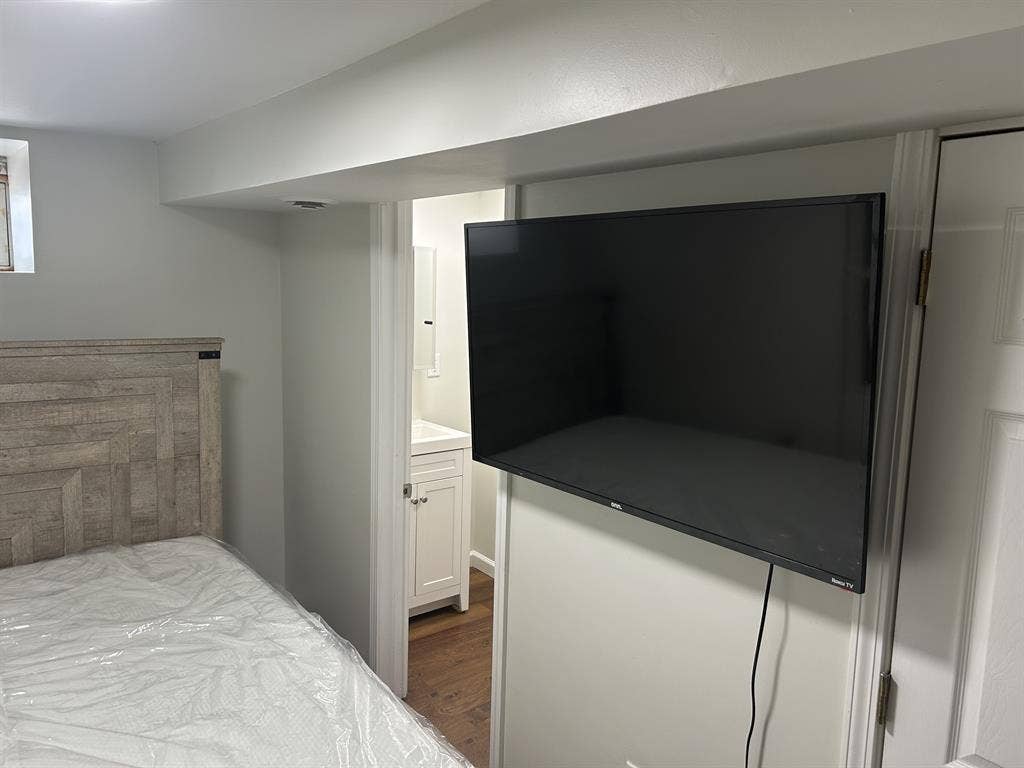 Private Basement w/Shower furnished