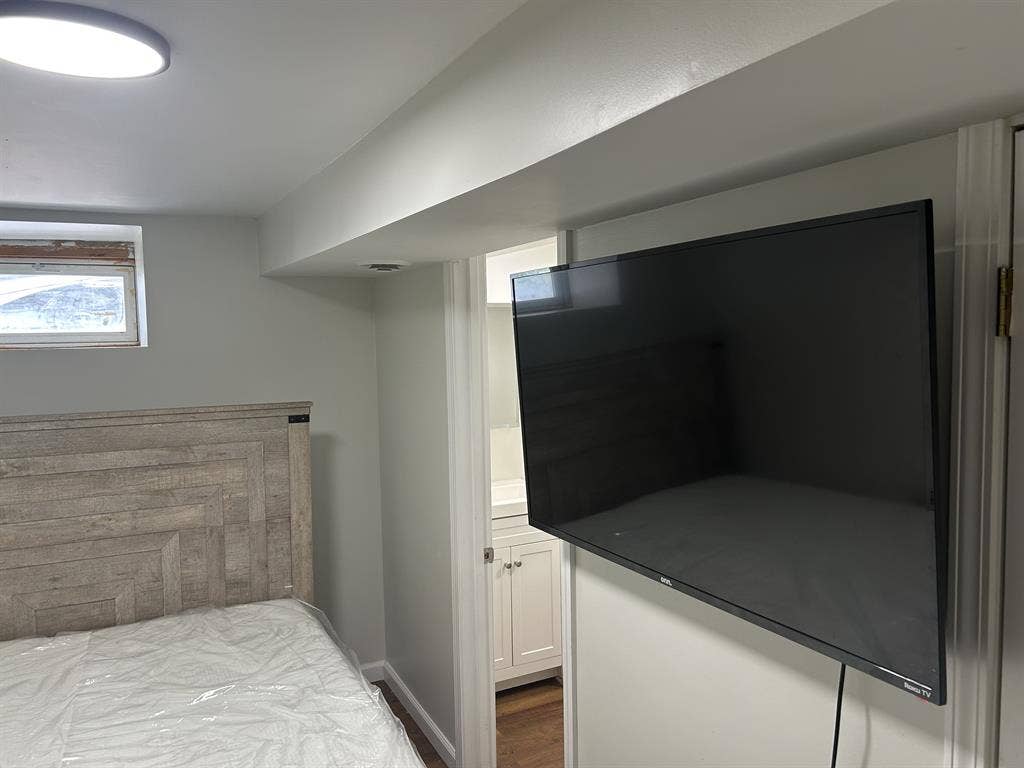 Private Basement w/Shower furnished