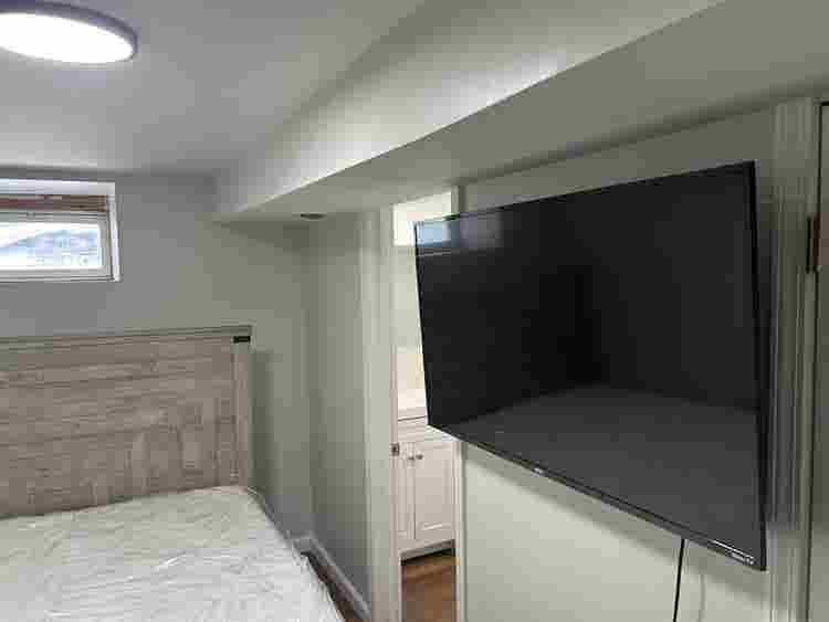 Private Basement w/Shower furnished