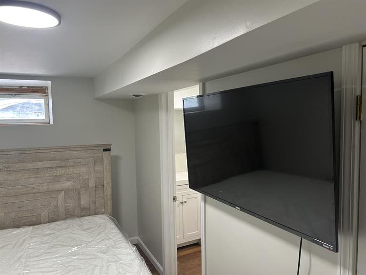 Private Basement w/Shower furnished
