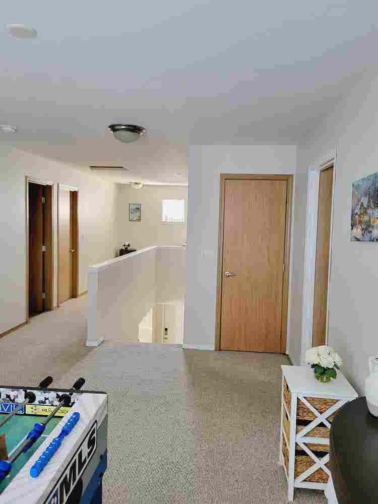 Roommate wanted - professionals