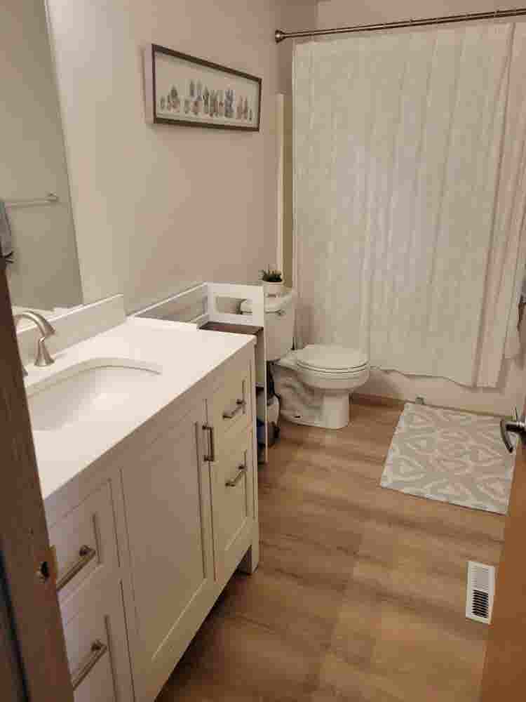 Roommate wanted - professionals