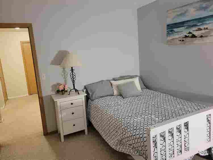 Roommate wanted - professionals