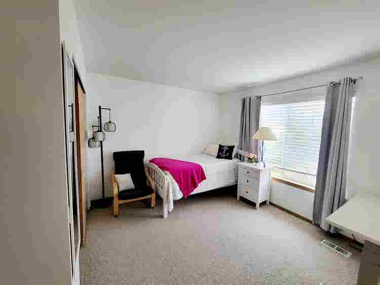 Roommate wanted - professionals