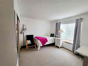 Roommate wanted - professionals