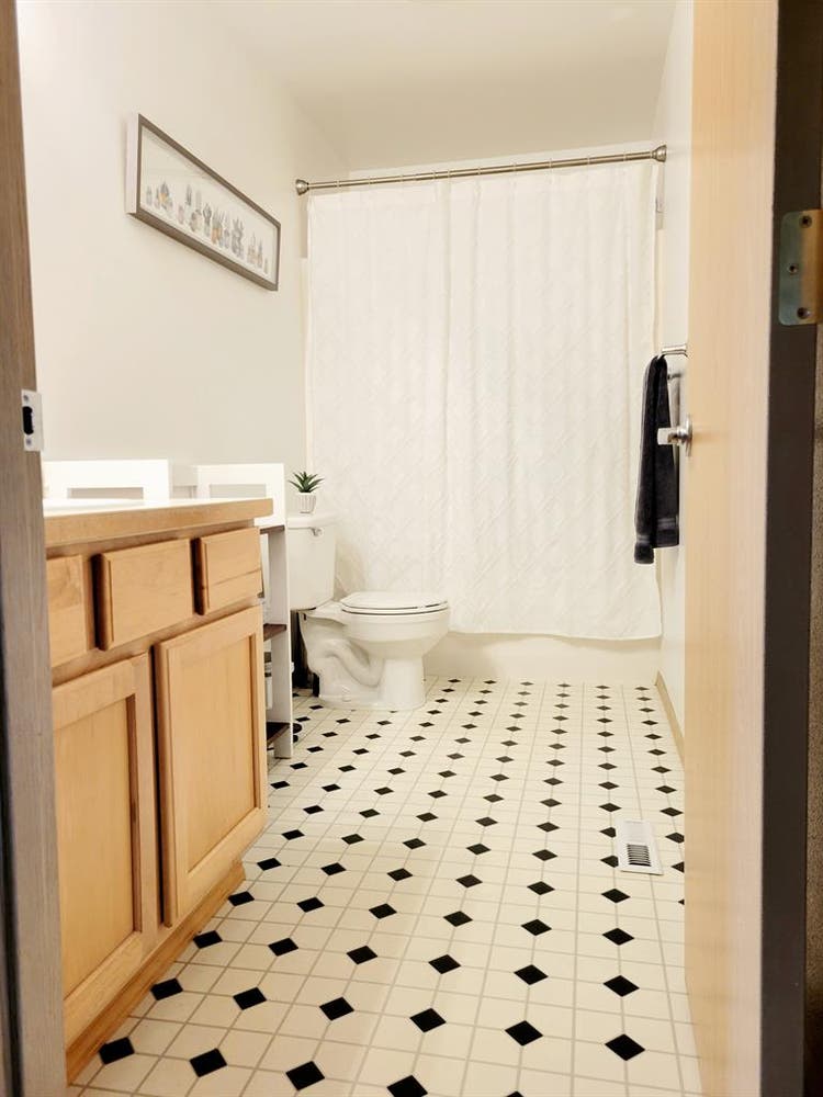 Roommate wanted - professionals