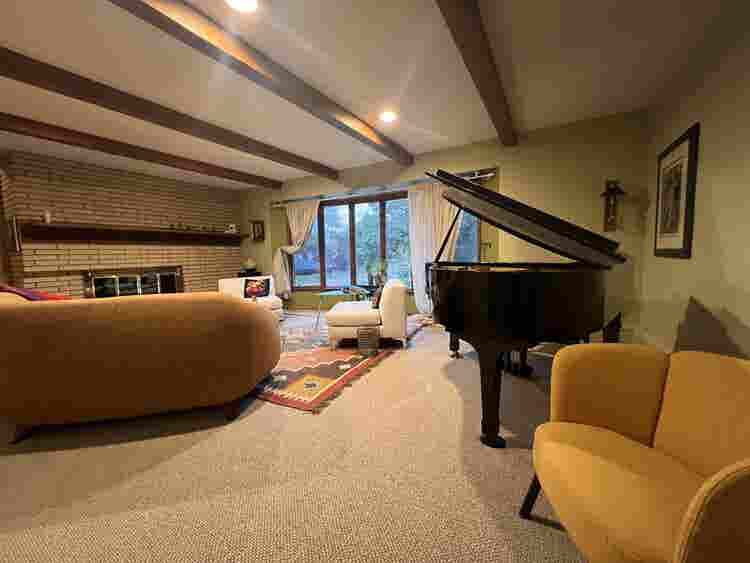 Furnished room in upscale home