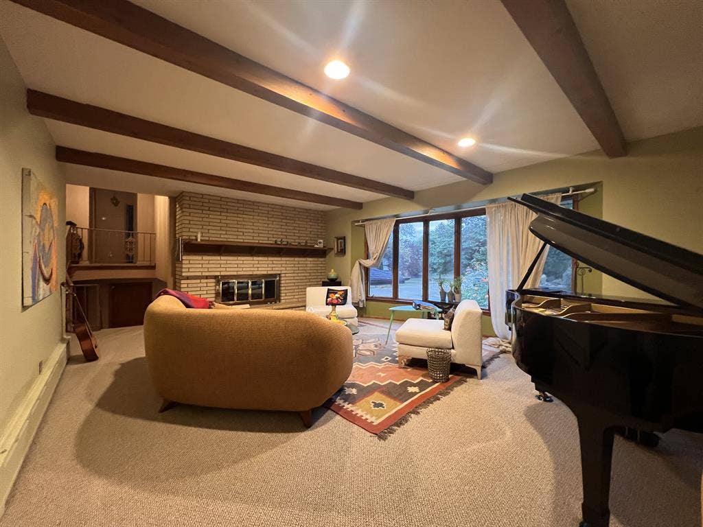 Furnished room in upscale home