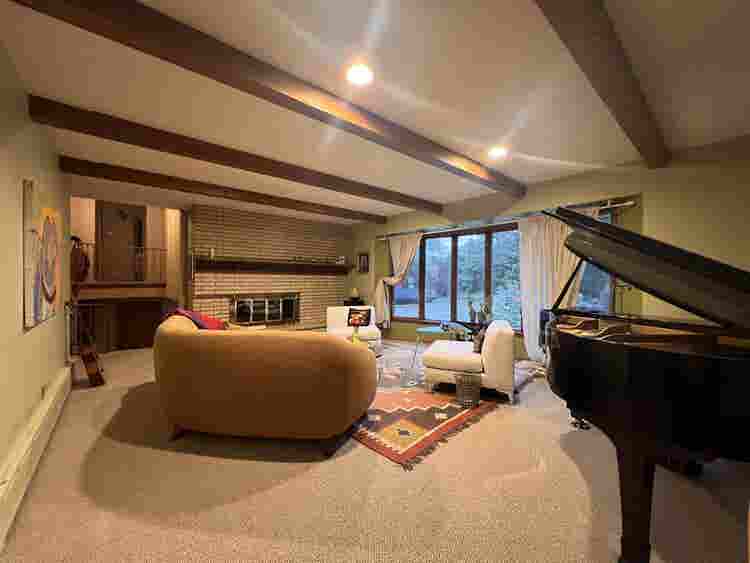 Furnished room in upscale home