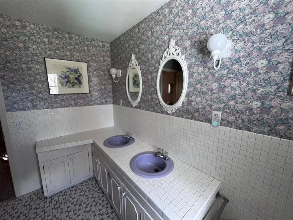 Furnished room in upscale home