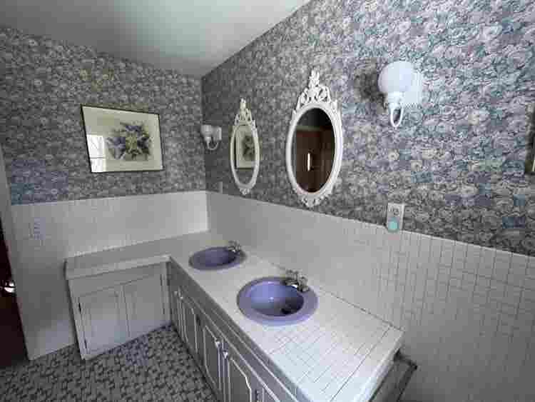 Furnished room in upscale home