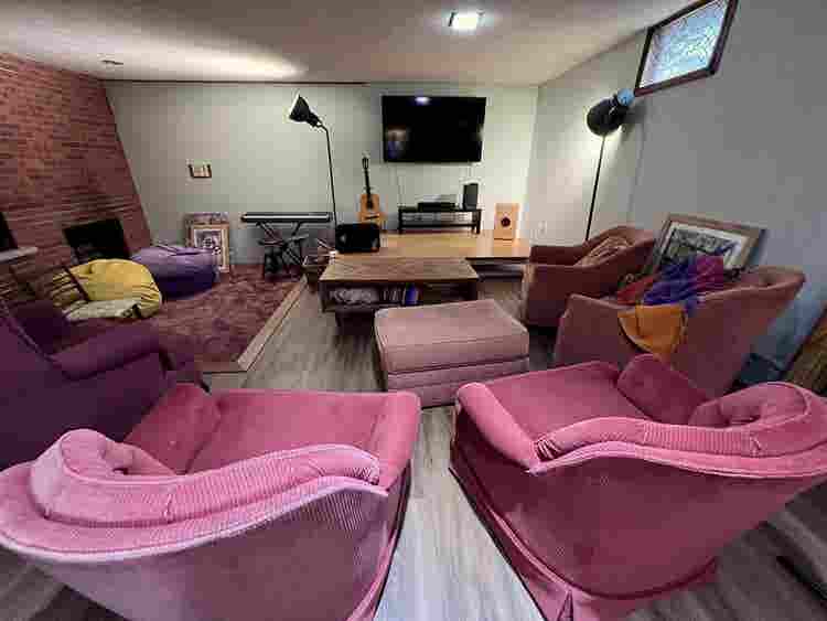 Furnished room in upscale home